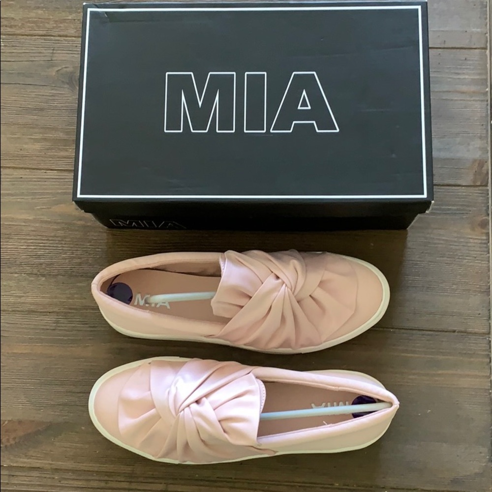 NEW ADORABLE ▶️MIA SNEAKERS